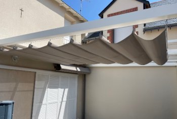 Pergola aluminium avec voile d'ombrage